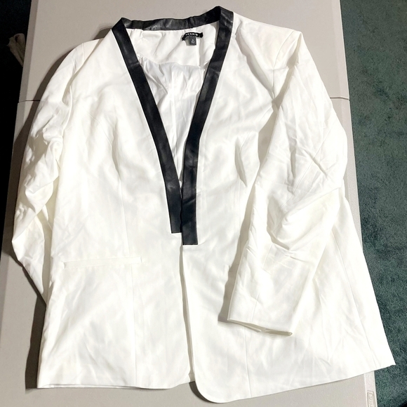 TORRID IVORY WHITE FAUX LEATHER TRIM OPEN BLAZER Size 3 (3X) Classy Office EUC - Picture 4 of 9